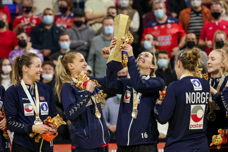 JUBEL: Norsk gullfeiring etter at de vant gull i VM i håndball. Foto: Beate Oma Dahle / NTB Norsk gullfeiring etter VM-tittelen i håndball. Foto: Beate Oma Dahle / NTB