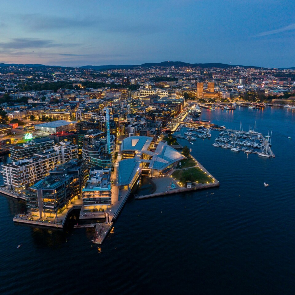LEILIGHETER: Kveldsbilde av Aker Brygge i Oslo. Der ligger det mange luksus-leiligheter. Til sammen er 58.350 Oslo-borgere registrert smittet siden mars i fjor. Foto: Cornelius Poppe / NTB