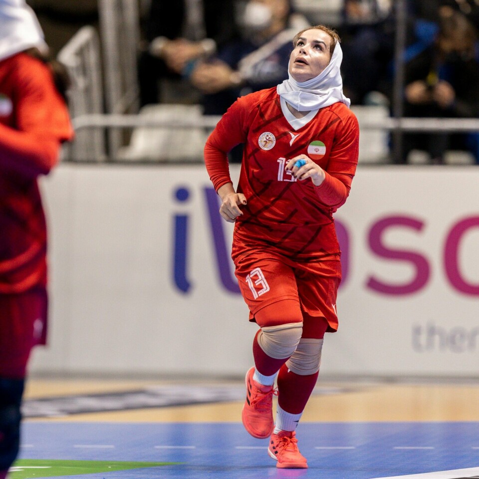 BORTE: Shaghayegh Bapiri var en viktig spiller for Iran under VM-kampen mot Norge. Nå er hun borte. Bildet er av håndballspilleren Shaghayegh Bapiri fra Iran. Hun har på en helt rød drakt. Både trøye, shorts, strømper og sko er røde. Hun løper på banen mens hun ser opp. Hun har også på seg sjal for å dekke til håret og halsen. Foto: Beate Oma Dahle / NTB