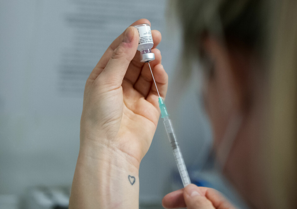 VAKSINER: Det er usikkert hvor godt koronavaksinene hjelper mot den nye varianten. No får alle over 65 år tilbod om ein tredje vaksinedose, også kalla oppfriskingsdose. Helsepersonell står for tur, men det er ennå ikkje klart om resten av befolkninga skal få tilbod om dosen. Illustrasjonsfoto: Berit Roald / NTB / NPK