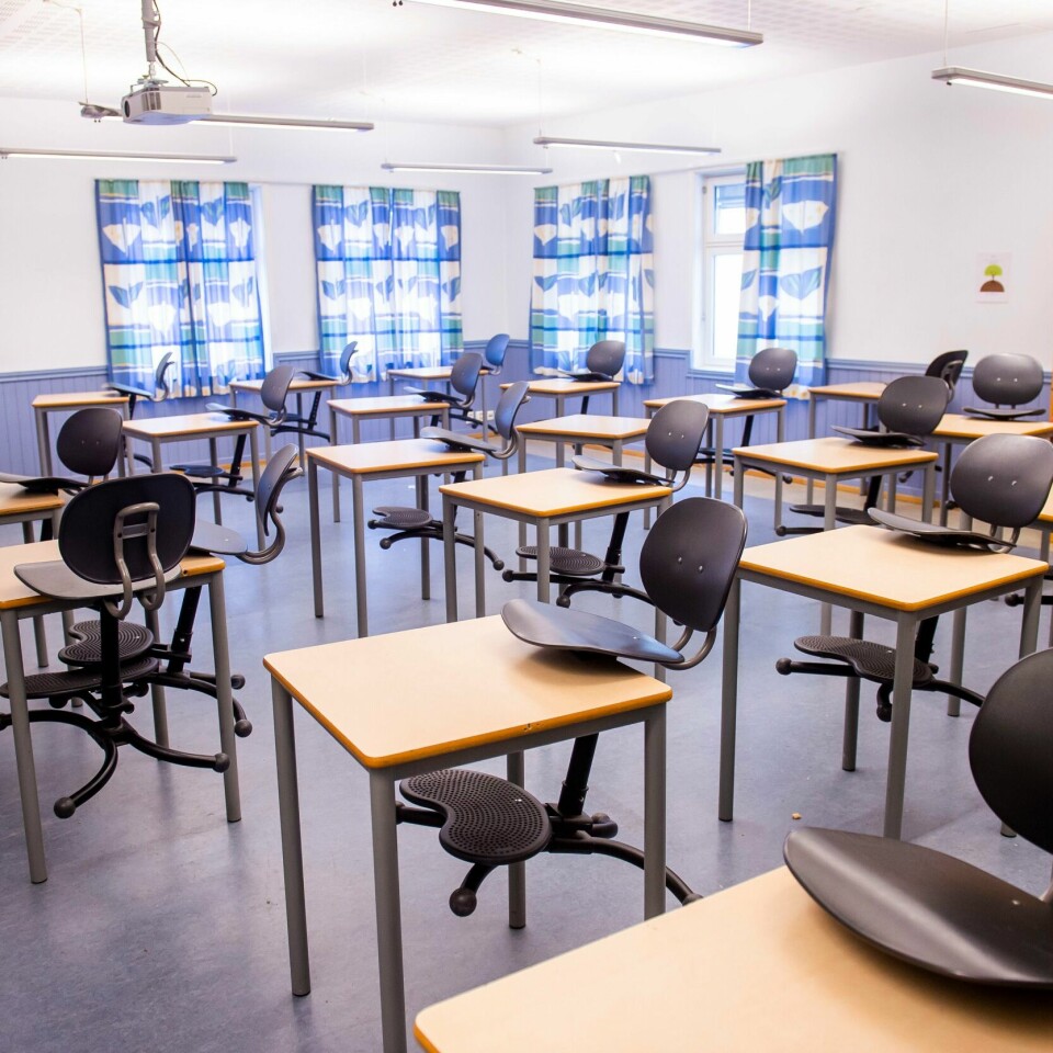 SKOLE: Bystyret i Oslo har bestemt at moderne rasisme og diskriminering skal inn i læreplanen i skolene i Oslo. Et tomt klasserom på Bygdøy skole i Oslo i mars i fjor. Foto: Fredrik Varfjell / NTB