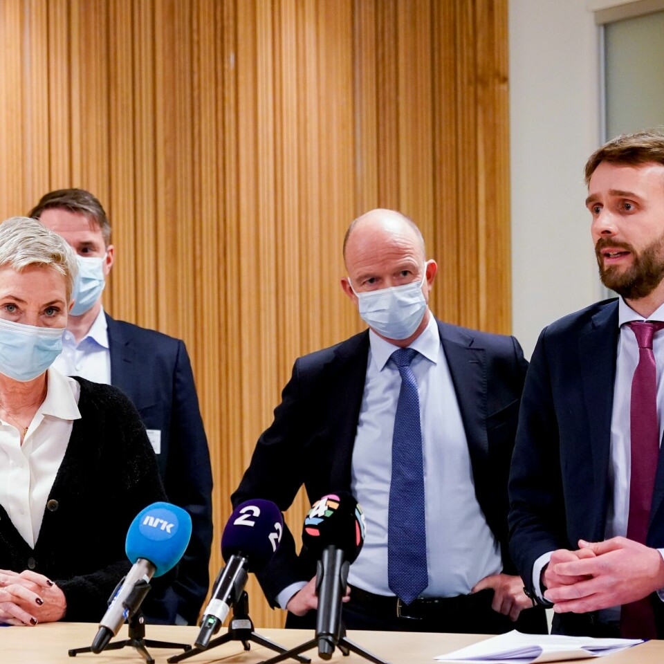 HJELP: Bedrifter kan få penger fra regjeringen slik at de kan betale folk lønn i stedet for å permittere dem. Bildet er av næringsminister Jan Christian Vestre (til høyre) var onsdag i møte med NHO-sjef Ole Erik Almelid, Virkes administrerende direktør Ivar Horneland Kristensen og LO-leder Peggy Hessen Følsvik. Foto: Terje Bendiksby / NTB