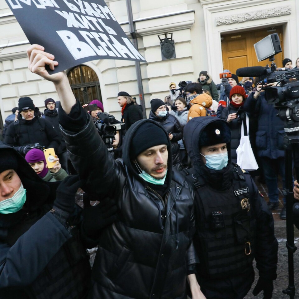 PROTEST: Flere protesterte mot myndighetene i Russland da gruppen «Memorial» møtte i retten. Demonstranter samlet seg foran Russlands høyesterett i Moskva samme dag som beslutningen om å stenge menneskerettighetsgruppen Memorial ble kjent. Foto: AP / NTB