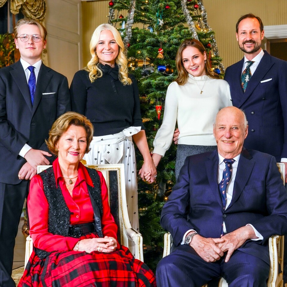 KONGELIGE: Kong Harald, dronning Sonja, kronprins Haakon, prinsesse Ingrid Alexandra, kronprinsesse Mette-Marit og prins Sverre Magnus er samlet. De er foran juletreet på Bygdøy kongsgård i Oslo. Bildet viser Kong Harald, dronning Sonja, kronprins Haakon, prinsesse Ingrid Alexandra, kronprinsesse Mette-Marit og prins Sverre Magnus foran juletreet på Bygdøy kongsgård i Oslo. Foto: Lise Åserud / NTB