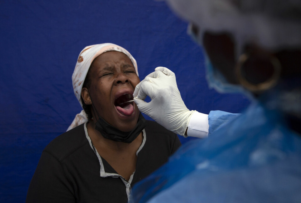TEST: En dame tar en Covid-test i byen Soweto, i Sør-Afrika. Sør-Afrikas merkbare fall i nye koronatilfeller de siste dagene kan tyde på at landets høye omikron-bølge har passert toppen, sier medisinske eksperter. Foto: Denis Farrell / AP / NTB