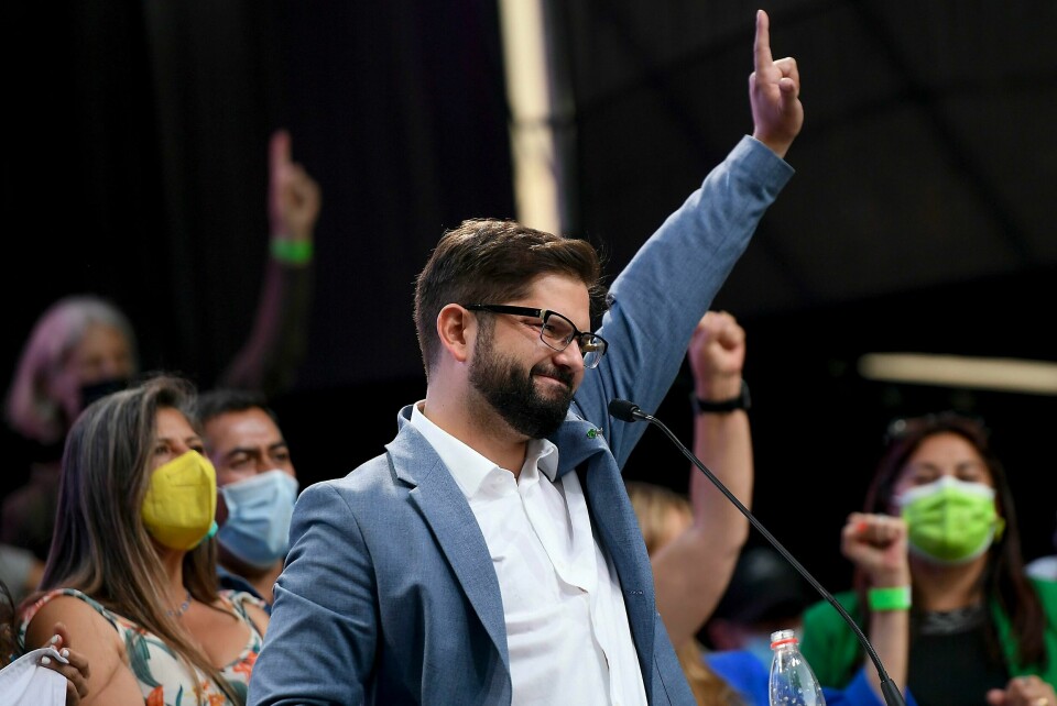 HÅPET: Mange chilenere håper Gabriel Boric kan gjøre ulikheten i landet mindre. Den venstreorienterte presidentkandidaten Gabriel Boric (35) kan bli Chiles yngste president i nyere tid. Foto: Matias Delacroix / AP / NTB