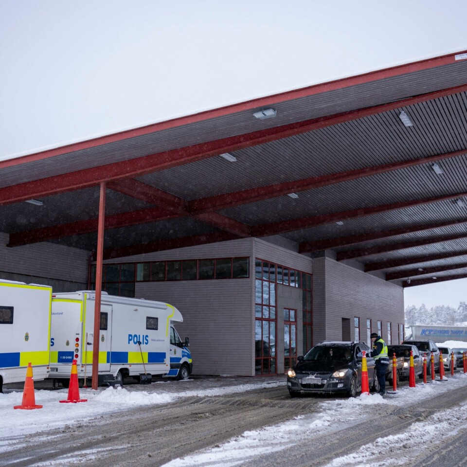 TEST: Alle som krysser grensa inn til Sverige må bevise at de har testet mot korona. Reisende til Sverige må vise negativ koronatest ved passering på grensestasjonene. Over 350 personer har blitt vist bort fra svenskegrensa ved Svinesundsbroen siden de nye innreisereglene trådte i kraft tirsdag.Foto: Fredrik Hagen / NTB