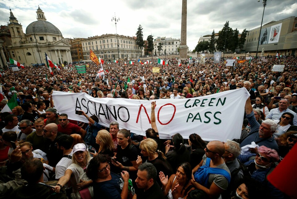 PROTEST: I oktober var det store protester i Italias gater, mot vaksinepasset som ble innført i landet. Tusenvis marsjerte gjennom Romas gater. Vaksinemotstandere er blant dem som er særlig kritiske til regjeringens planer om å kreve grønt koronapass. Foto: Cecilia Fabiano / LaPresse via AP / NTB