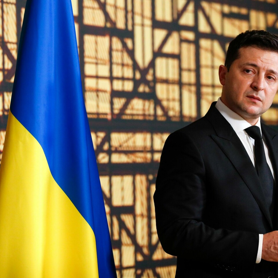 SANKSJONER: Ukrainas president, Volodymyr Zelenskyj, ber EU innføre sanksjoner mot Russland raskt. Ukrainas president Volodymyr Zelenskyj tok til orde for nye EU-sanksjoner mot Russland på en pressekonferanse under toppmøtet i Brussel onsdag. Foto: Johanna Geron / Pool / AP / NTB