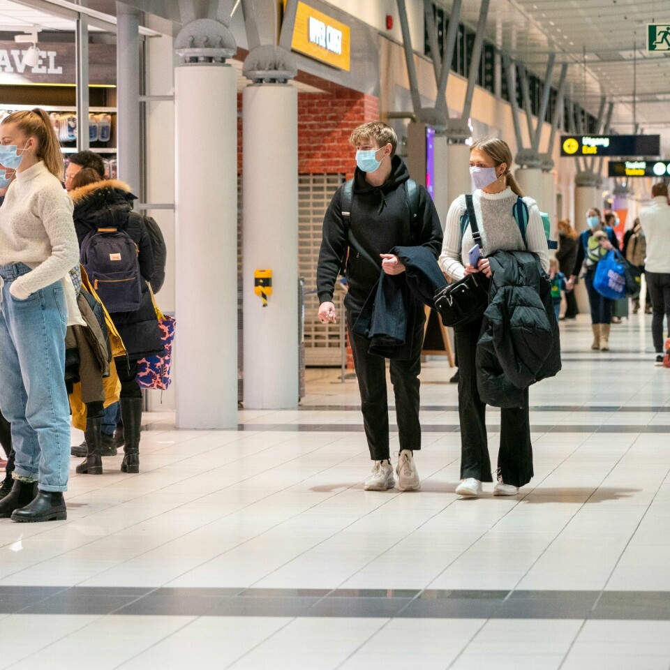 MUNNBIND: Nordmenn har blitt vant til munnbind og nedstengning. Men mange synes tiltakene er for strenge. Passasjertrafikken på norske flyplasser økte kraftig i november, men nivået er fortsatt langt under det som var vanlig før pandemien.Foto: Gorm Kallestad / NTB