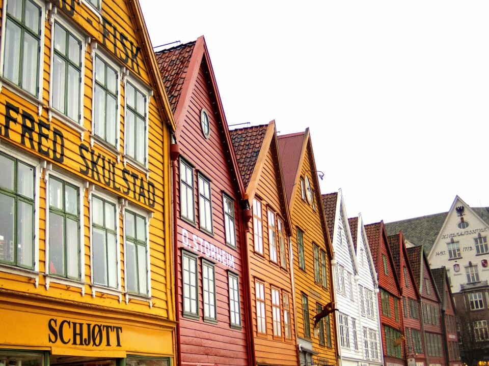 REKORD: Aldri før er det funnet mer korona-smitte hos folk i Bergen. Bildet er av høye og smale trehus i flere ulike farger. De er på bryggen i Bergen. Foto: Gorm Kallestad / NTB