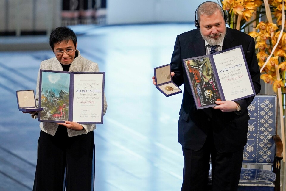 FREDSPRIS: Maria Ressa og Dmitrij Muratov fikk Nobels fredspris 2021 for deres kamp for ytringsfrihet. Journalistene Maria Ressa fra Filippinene og Dmitrij Muratov fra Russland mottok fredag Nobels fredspris for 2021 for sin innsats for ytringsfrihet. Foto: Heiko Junge / NTB