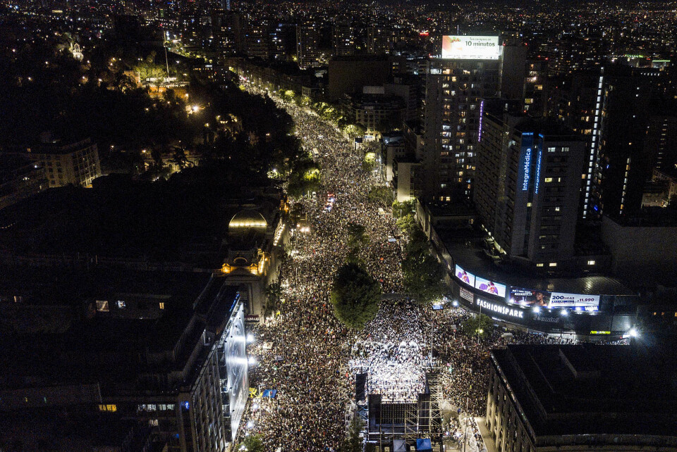 FULLE: Gatene var fulle av folk som feiret valgresultatet i går kveld. Tilhengere av Boric strømmet ut i gatene i Santiago søndag. Foto: Matias Delacroix / AP / NTB