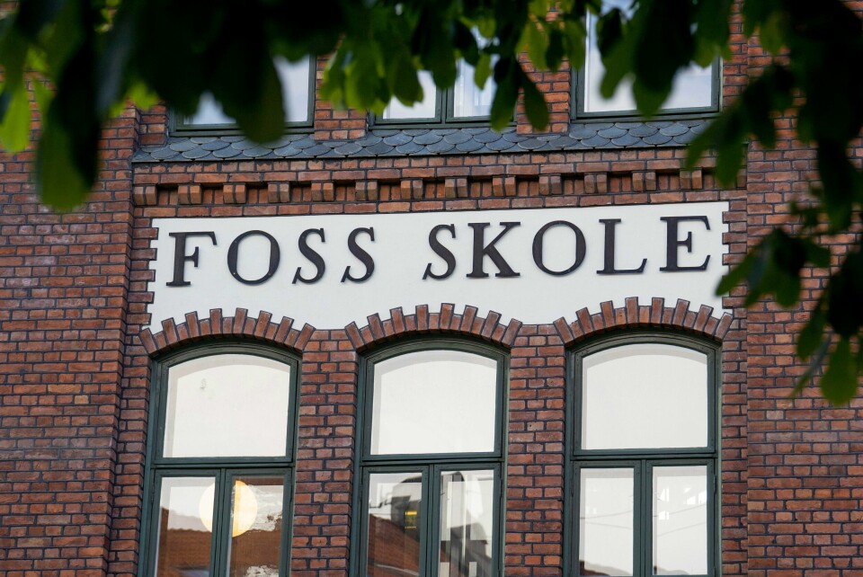 STENGT: Fra fredag er skolene i Oslo stengt for de aller fleste elevene. Byrådet har bestemt at det skal være digital hjemmeskole resten av året. Bildet er av fasaden på Foss skole i Oslo. Det er en murbygning med store vinduer. Foto: Fredrik Hagen / NTB