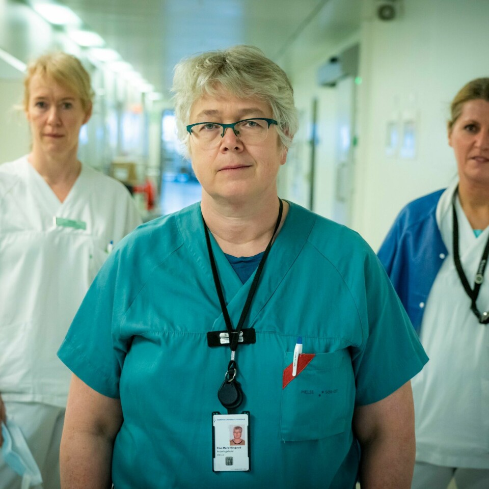 AHUS: Avdelingsleder Else-Marie Ringvold merker godt presset på Ahus av koronaviruset. De intensiv-ansatte på Ahus håper flest mulig vaksinerer seg, slik at færre blir kritisk syke og havner hos dem. Avdelingsleder Else-Marie Ringvold ved anestesiavdelingen sammen med intensivsykepleier Hilde Mari Rønning (til venstre) og intensivsykepleier Sissel Marie Brun. Foto: Ole Berg-Rusten / NTB