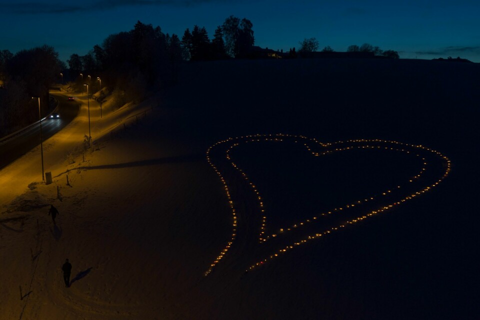 LYS: Denne morgenen lyste Gjerdrum opp, til minne for de ti som døde i skredet for et år siden. En måned etter skredet i Gjerdrum laget innbyggere i kommunen et stort hjerte av lys og islykter til minne om leirskredkatastrofen 30. desember i fjor. For markeringen av ettårsdagen oppfordrer kommunen beboerne på nytt til å sette ut lys. Foto: Jon Stabell Sauge og Jon Krosby / NRK Luftfoto / NTB