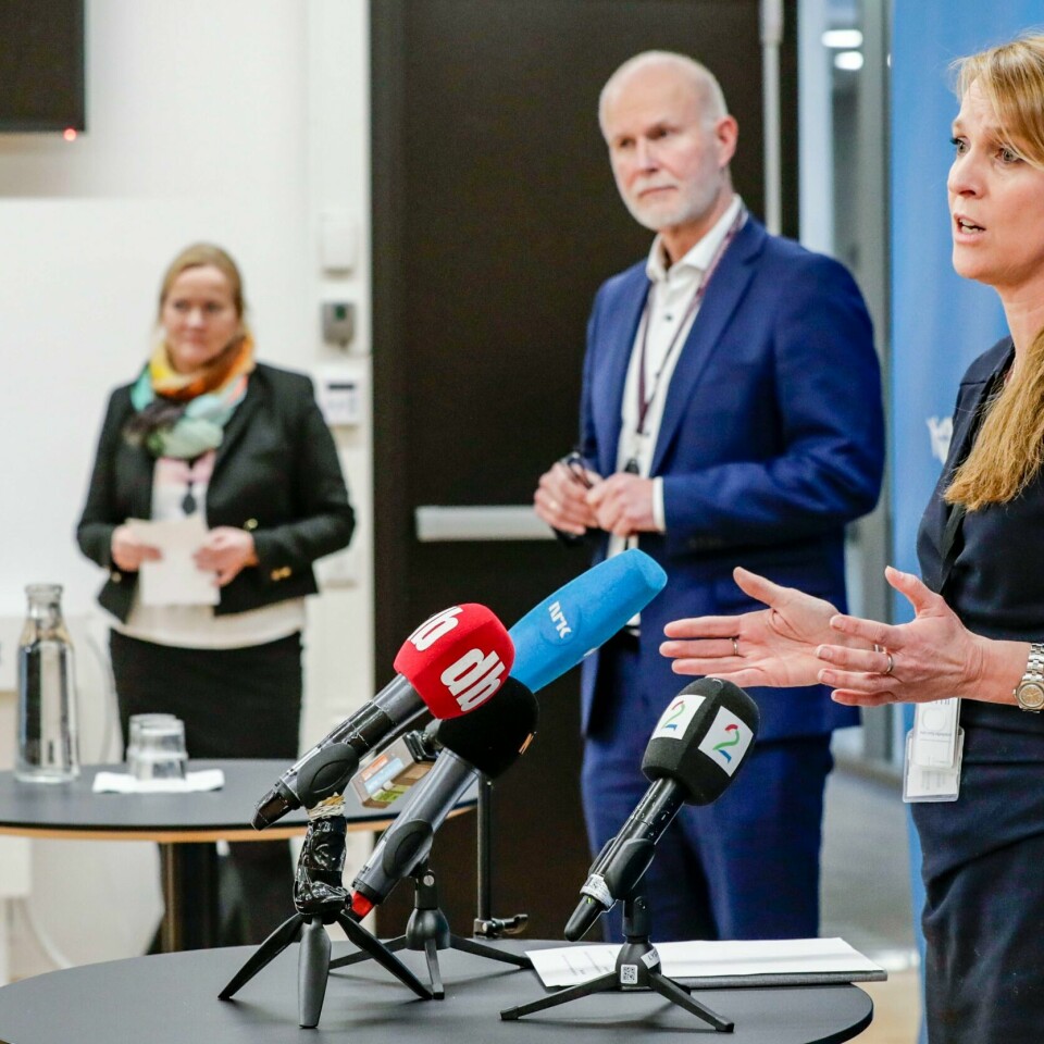 TILLIT: Færre sier de har tillit til helsemyndighetene. Bjørn Guldvog i Helsedirektoratet tror det er en følge av mer smitte og flere alvorlig syke. Her er han sammen med Line Vold i Folkehelse-instituttet.
