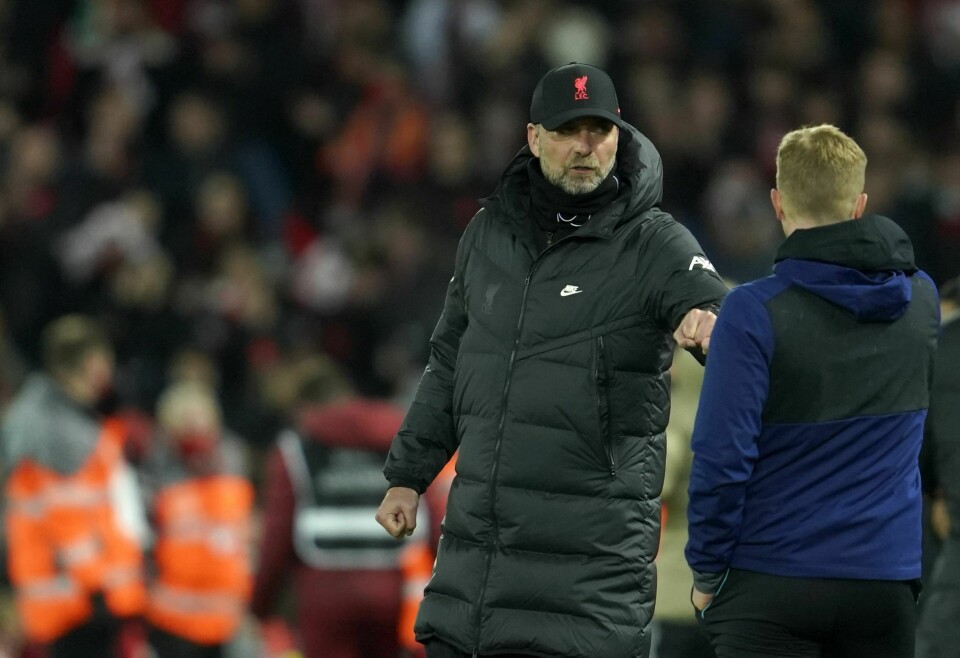 SMITTE: Mange har blitt smittet av korona-viruset den siste uken. Det gjør engelske fotballklubber bekymret. Liverpool-manager Jürgen Klopp er oppmerksom på vaksine-situasjonen i lavere divisjoner i engelsk fotball. Foto: Jon Super / AP / NTB