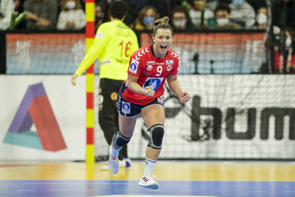 SEIER: Nora Mørk og resten av håndballandslaget er klare for finale. Der møter de Frankrike. Nora Mørk jubler etter en scoring i VM-semifinalen i håndball mot Spania. Foto: Beate Oma Dahle / NTB