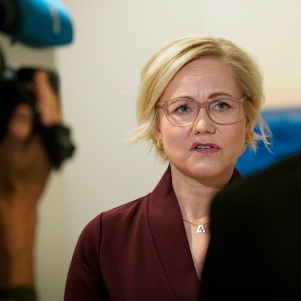 LIKT: Fra torsdag er det slutt på egne regler for reiser for folk som har vært i land sør i Afrika. Det sier helseminister Ingvild Kjerkol. Bildet er av helseminister Ingvild Kjerkol. Hun ser på en journalist som intervjuer henne. Til venstre i bildet står en kameramann og filmer henne. Kjerkol har på en rød jakke og briller. Foto: Terje Bendiksby / NTB