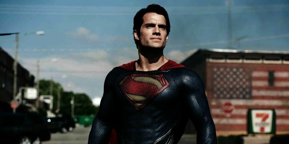 SUPERHELT: Fra hvilken planet kommer egentlig Supermann fra? Bildet viser en scene fra filmen «Man of Steel». Den viser Supermann som står og ser mot himmelen.