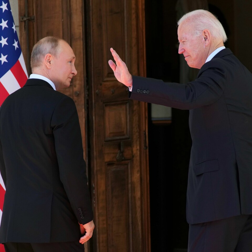 ANSPENT: Forholdet mellom Russland og USA har vært anspent i det siste. Her står Vladimir Putin med USAs president, Joe Biden. Både Russlands president Vladimir Putin og USAs president Joe Biden skal være positiv til nye samtaler. Her er de under et møte i Geneve i sommer. Foto: AP / NTB