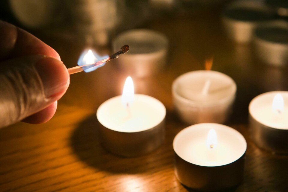 LYS: Stearinlys er koselig, men også årsaken til hundrevis av branner i Norge hvert år. Foto: Heiko Junge / NTB