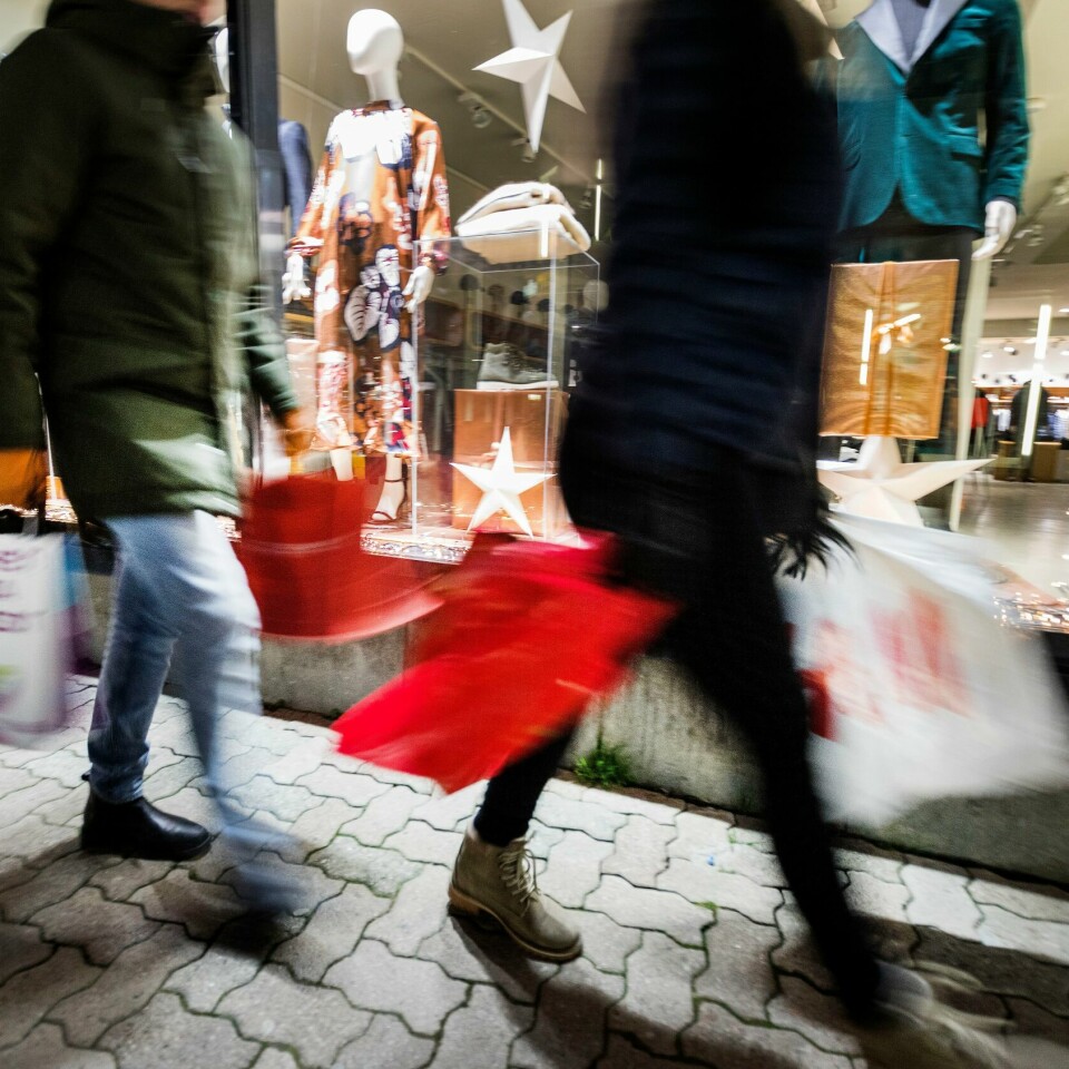 JULEGAVER: Mange får det hektisk med julegavehandel i siste uke før jul. Vi brukte rekordmykje i fjorårets julehandel. I år vil dette forbruket minke noko, men vi bruker framleis meir pengar på jula enn i eit normalår. Foto: NTB / NPK