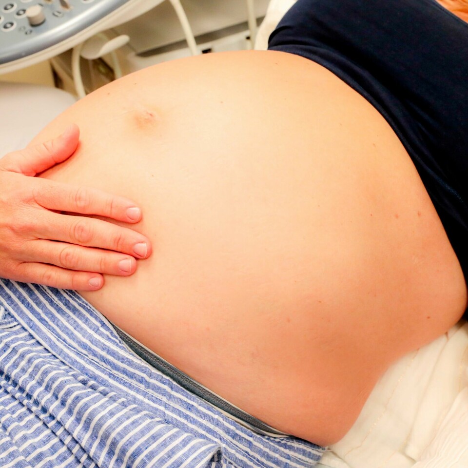 GRAVID: FHI anbefaler nå gravide kvinner å ta tredje dose, for å beskytte seg selv og barnet. Eit år etter at den omdiskuterte NIPT-testen vart lovleg for alle gravide, er den aller første prøven tatt på ein privat klinikk. Illustrasjonsfoto: Lise Åserud / NTB / NPK