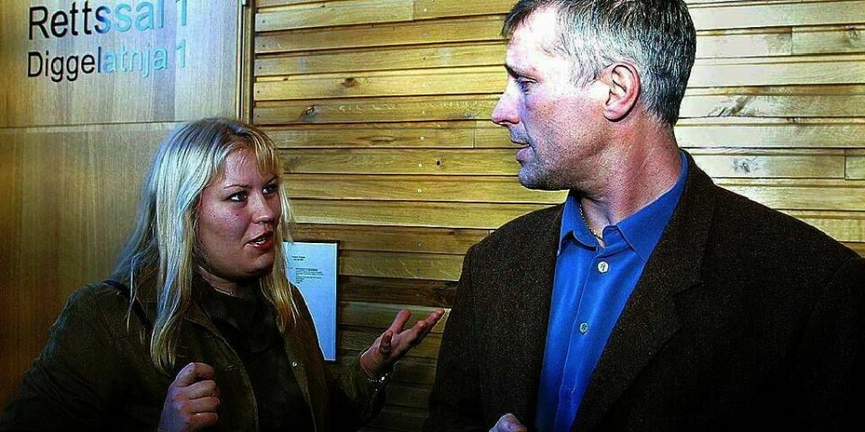 RETTSSAK: To av barna til Svanhild Wergeland (til venstre) ble satt i fosterhjem i 2003. Nå skriver faren Jan Helge Jensen (til høyre) bok om saken. Bildet er fra 2003.