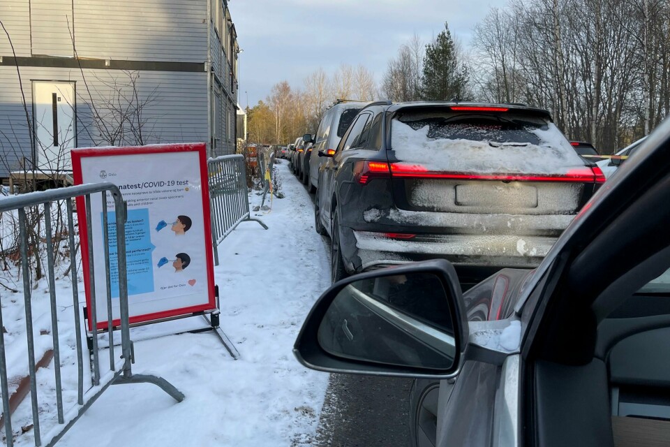 KØ: Mange av teststasjonene forventer kø fremvoer. Mange skal teste seg før jul. Bilar i kø ved testsenter. Pågangen for å bli testa for covid-19 har auka i takt med det aukande talet på smittetilfelle den siste tida. Foto: Heiko Junge / NTB / NPK