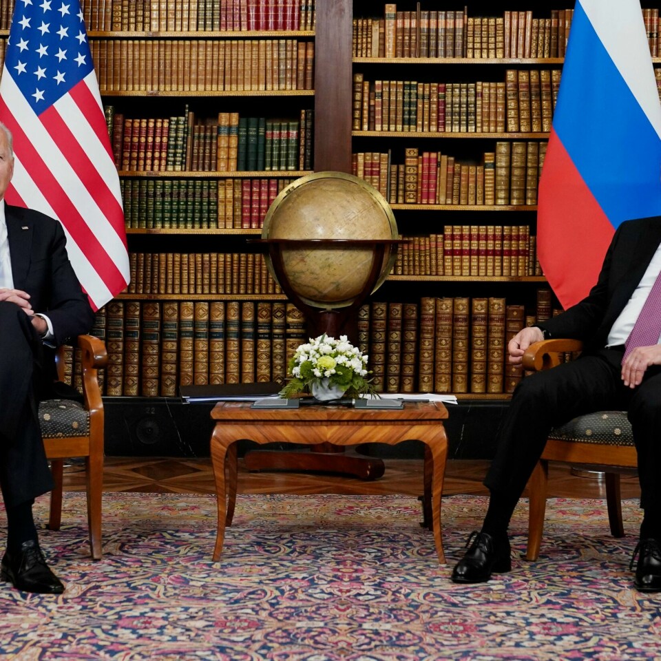 KONFLIKT: Både Joe Biden og Vladimir Putin sier de ønsker en diplomatisk løsning mellom seg. President Joe Biden under et møte med president Vladimir Putin 16. juni i år. Møtet fant sted i Genève. Arkivfoto: Patrick Semanskij / AP / NTB