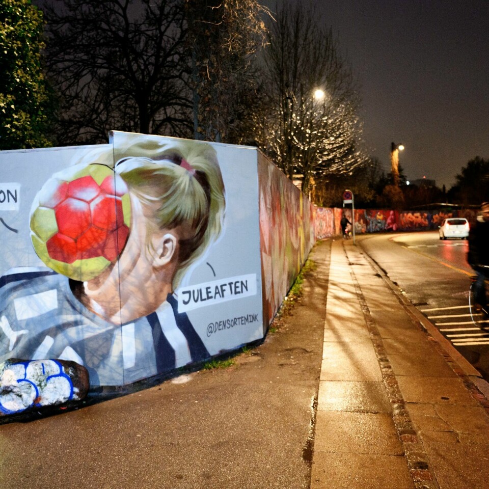 HÅNDBALL: Keeper Althea Reinhardt fikk ballen midt i ansiktet under håndball-VM. Beate Oma Dahle tok bildet i det sekundet ballen traff. Nå har bildet blitt grafittikunst i København. Denne graffitikunsten har blitt til av bildet til NTBs fotograf Beate Oma Dahle. Ved Christiania i København har det blitt laget en variant som kan være gjenkjennelig for mange i førjulstiden.Foto: Philip Davali / Ritzau Scanpix / NTB