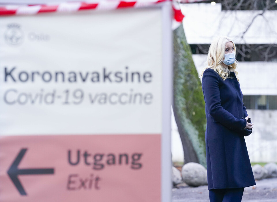 VAKSINER: Mette-Marit snakket med arbeidere som jobber med å gi vaksiner. Hun kalte innsatsen deres «fantastisk». Kronprinsesse Mette-Marit besøker vaksinesenteret i Hausmanns gate I Oslo.Foto: Lise Åserud / NTB