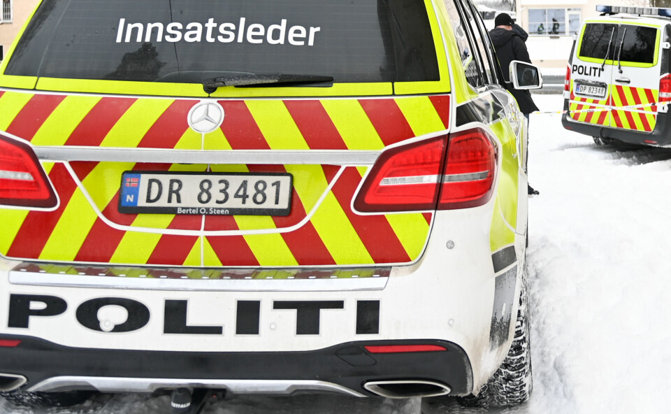 ULYKKE: Politiet jobber nå med å finne ut av hva som er årsaken til ulykken. En person er erklært død etter å ha havnet under en traktor med snøfreser på Hovseter i Oslo. Årsaken til ulykken er ikke kjent.Foto: Annika Byrde / NTB