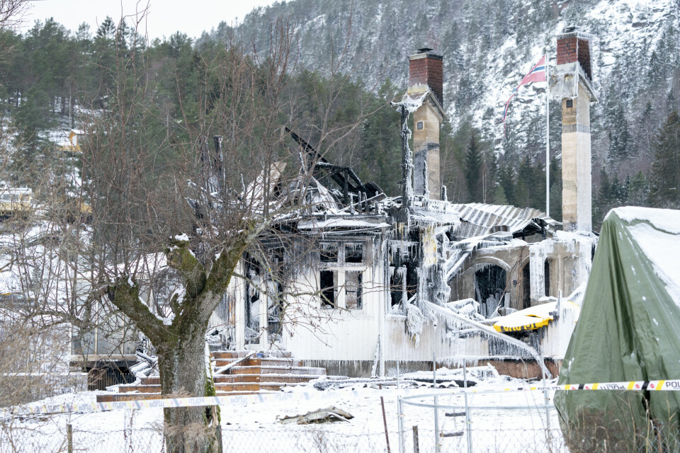 SVELVIK: Faren i huset som brant ned på Svelvik ble etterhvert mistenkt for å ha startet brannen selv. Kriminalteknikere ved bolighuset i Svelvik i Drammen der fire personer ble funnet døde. Politiets etterforskning har ført til siktelse mot den avdøde 43 år gamle familiefaren for drap på ektefellen og de to barna på ti og tolv år, samt for brannstiftelse. Foto: Torstein Bøe / NTB