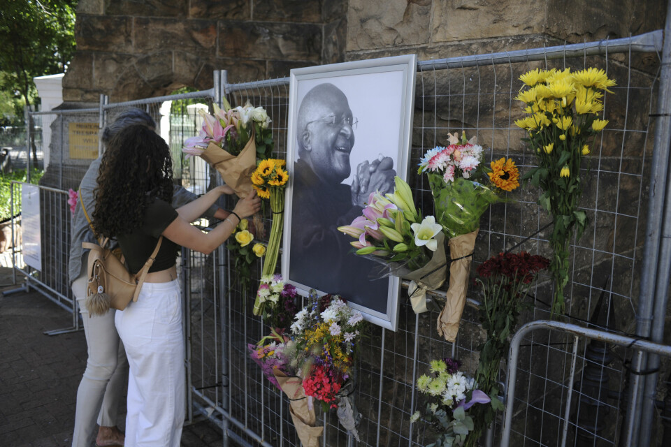 DØD: Mange sørger over Desmond Tutus død. Han fylte 90 tidligere i år. Folk i Sør-Afrika minnes Desmond Tutu utenfor St. George-katedralen i Cape Town søndag. Foto: AP / NTB