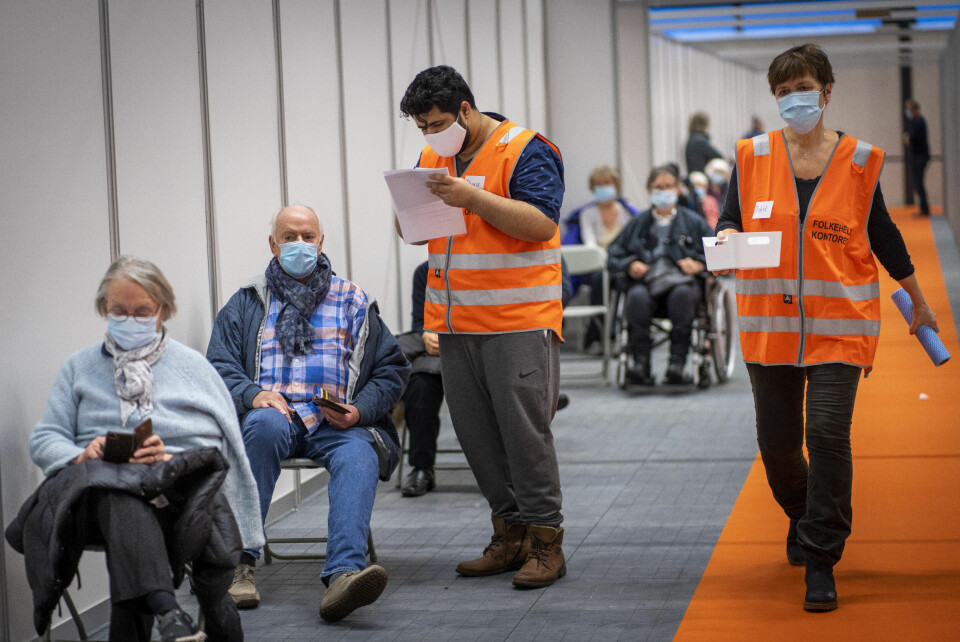 VAKSINE: Nå har 89 prosent av nordmenn over 18 år fått to vaksinedoser. FHI vurderer å redusere intervallet mellom andre og tredje vaksinedose til fem måneder istedenfor seks. Illustrasjonsfoto: Heiko Junge / NTB