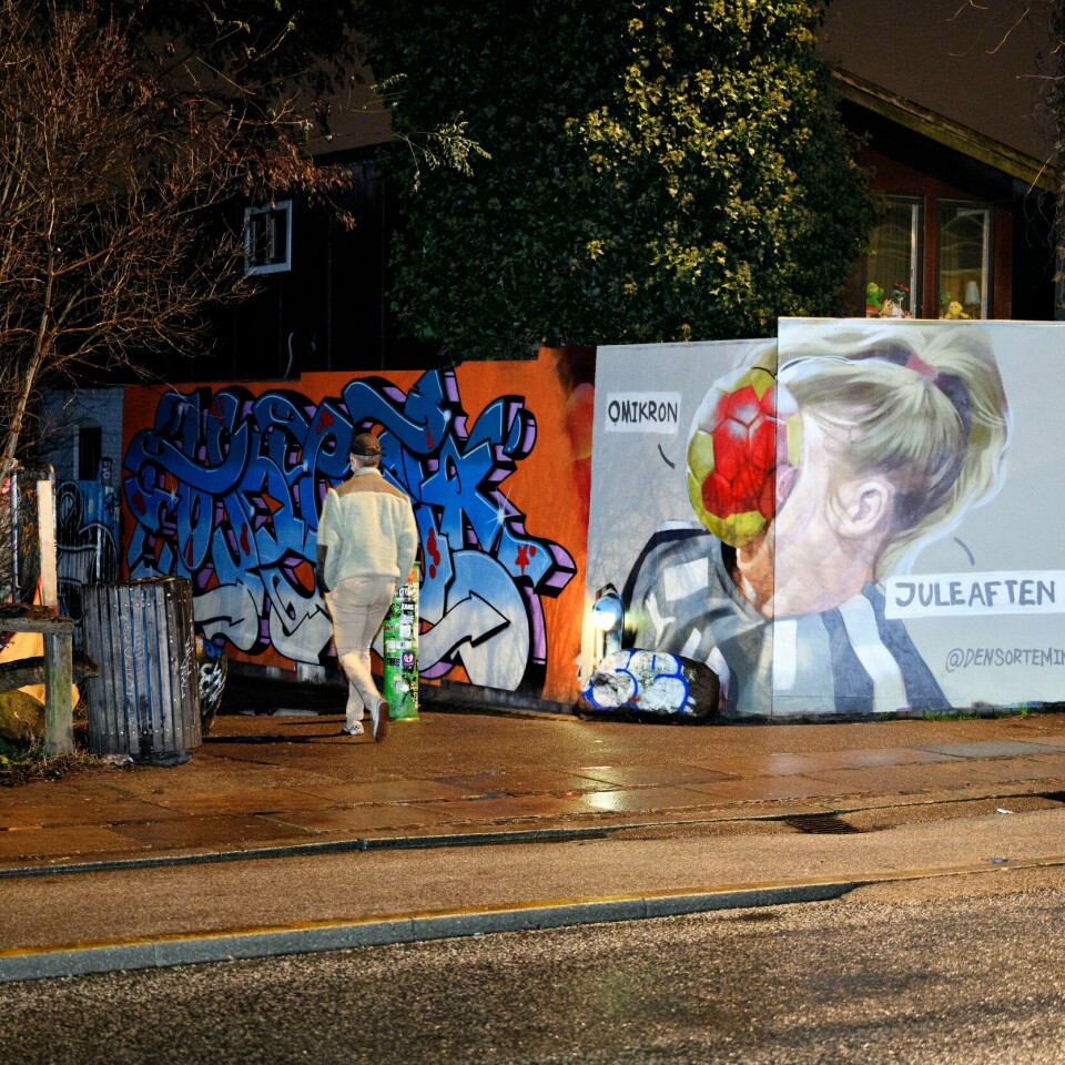 DANMARK: Den nye varianten omikron har spredt seg over hele Europa. Danmark er særlig utsatt. Fotografiet har blitt kunst på hjørnet av en lang vegg med graffiti ved Christiania i København. Foto: Philip Davali / Ritzau Scanpix / NTB