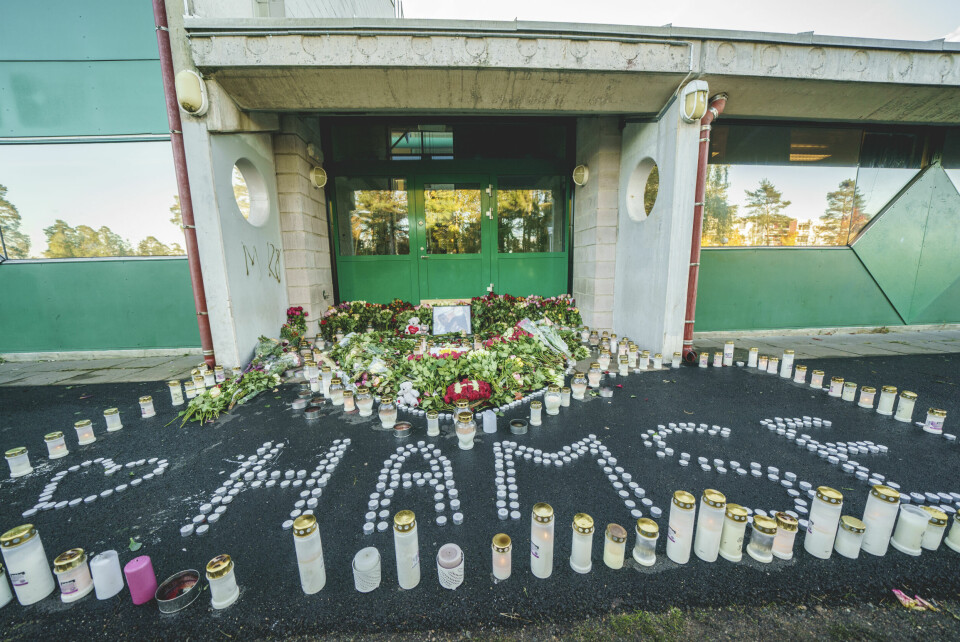 DREPT: Hamse Hashi Adan ble skutt og drept i Oslo. Han ble bare 20 år. Blomster og lys utenfor en inngang på Lofsrud skole. Foto: Stian Lysberg Solum / NTB