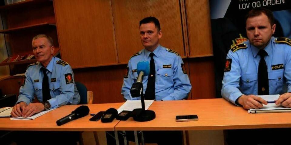 Politiadvokat Ernst Pettersen (til venstre), etterforskningsleder Svein Erling Mikalsen ved Alta lensmannskontor, og Øyvind Lorentsen lensmann i Alta snakker med pressen om drapet lørdag. Den siktede mannen sier han ikke husker drapet.
