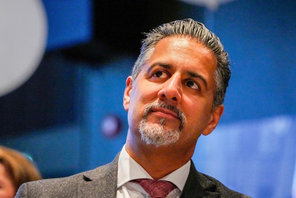 BEKYMRET: Abid Raja tror elever på videregående skoler taper på at rødt nivå fortsetter. Abid Raja mottok Bokhandlerprisen av kulturminister Anette Trettebergstuen under et arrangement på Litteraturhuset i Oslo.Foto: Ole Berg-Rusten / NTB