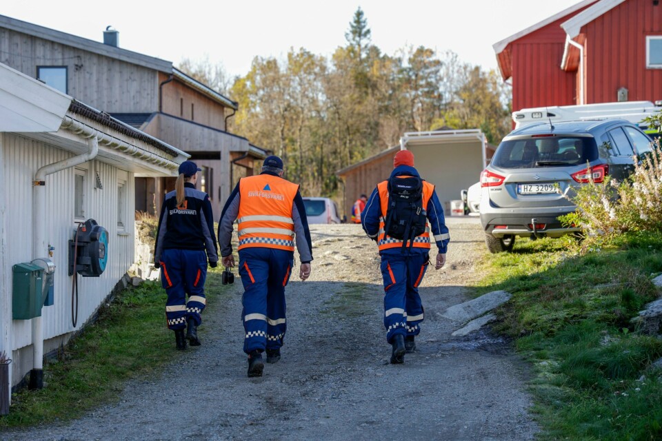 LETER: En sju år gammel gutt forsvant i Lindesnes søndag. Siden har mange prøvd å finne ham. Bildet viser folk fra Sivilforsvaret som deltar i søket etter den savnede sjuåringen.