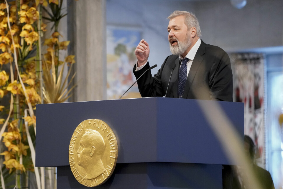 STILLHET: Dmitrij Muratov ba om ett minutts stillhet for journalister i fare på grunn av jobben sin. Tortur og undertrykking av politiske motstandere lever i beste velgående i dagens Russland, sier journalisten og nobelprisvinneren Dmitrij Muratov. Foto: Stian Lysberg Solum / NTB