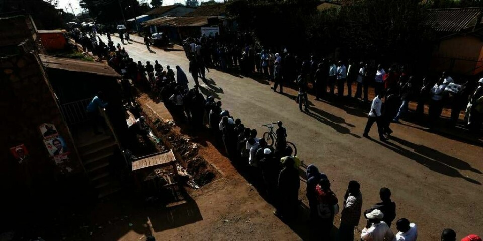 LEDER: Mandag sto kenyanere i kø for å stemme på ny president. Visestatsminister Uhuru Kenyatta leder valget.