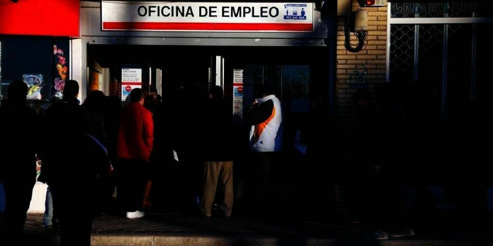KØ: Mennesker som er uten jobb står i kø utenfor et kontor i Madrid i Spania. De håper kontoret kan finne en jobb til dem. 19 millioner mennesker er nå uten arbeid i eurosonen. Eurosonen er de 17 landene som bruker euro som valuta.