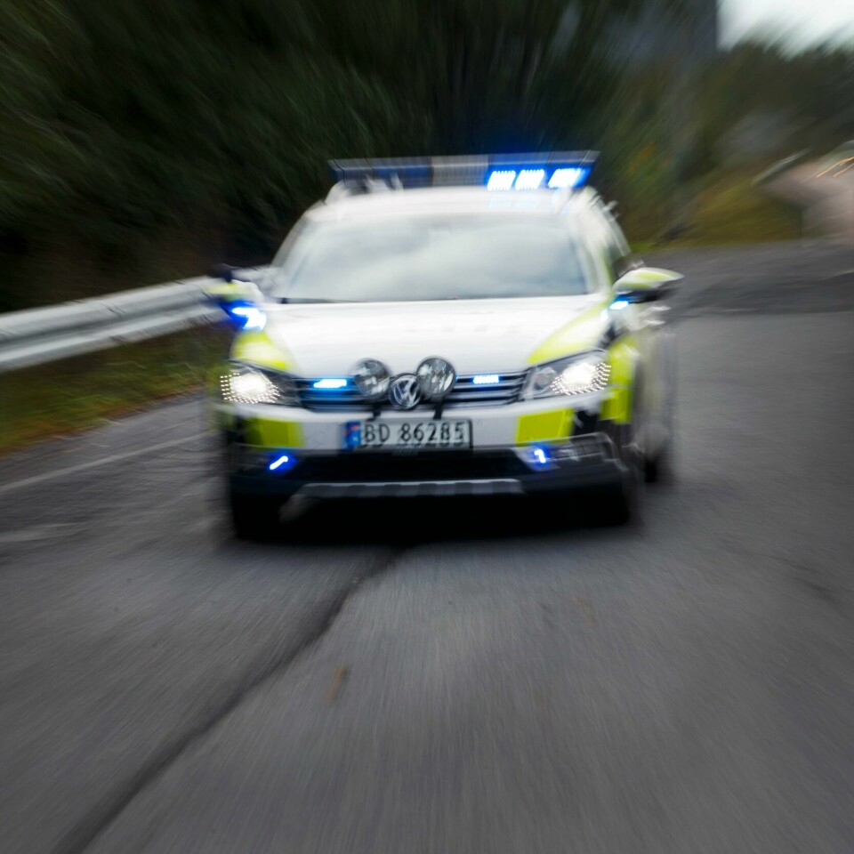 ULYKKE: Et mikrofly krasjet. Politiet meldte om ulykken klokken 11.23 mandag formiddag. Bildet viser en politibil under utrykning.