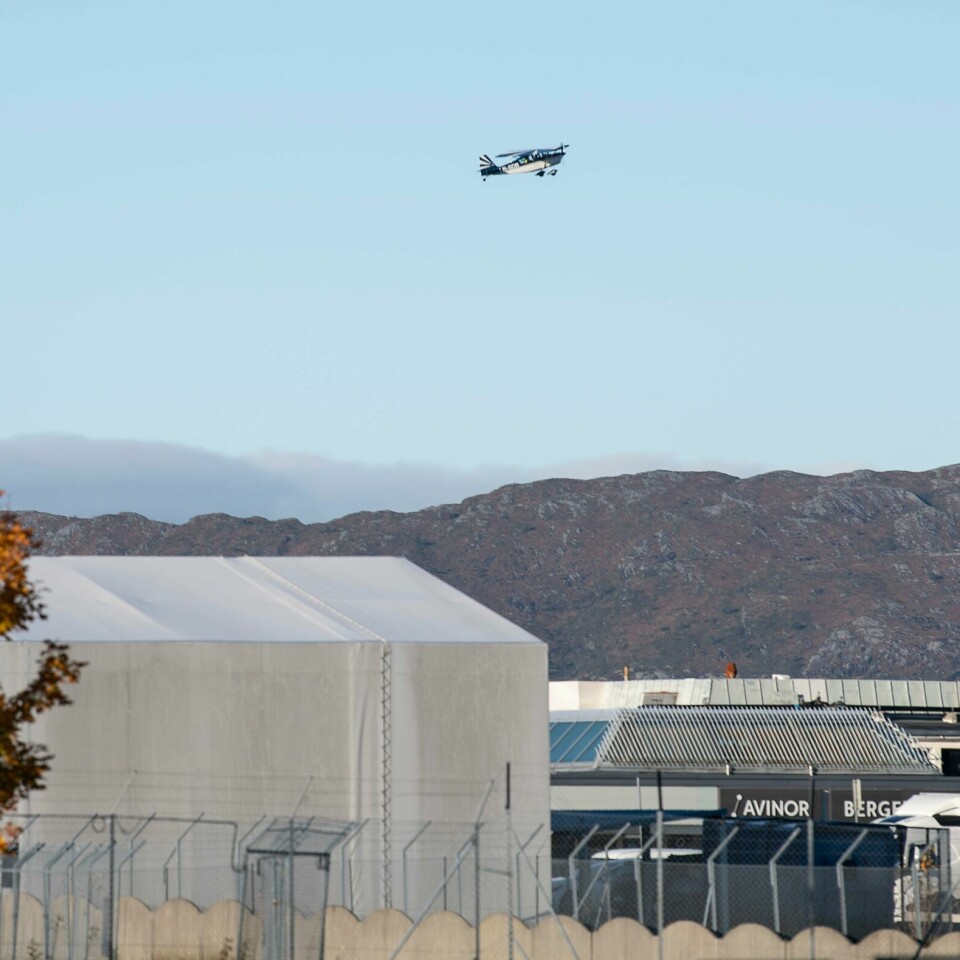 STOPP: Jonas Gahr Støre vil ha slutt på at det blir fløyet droner nær viktige anlegg som Bergen lufthavn Flesland. Bergen lufthavn Flesland ble onsdag morgen stengt på grunn av droneobservasjoner. Foto: Marit Hommedal / NTB