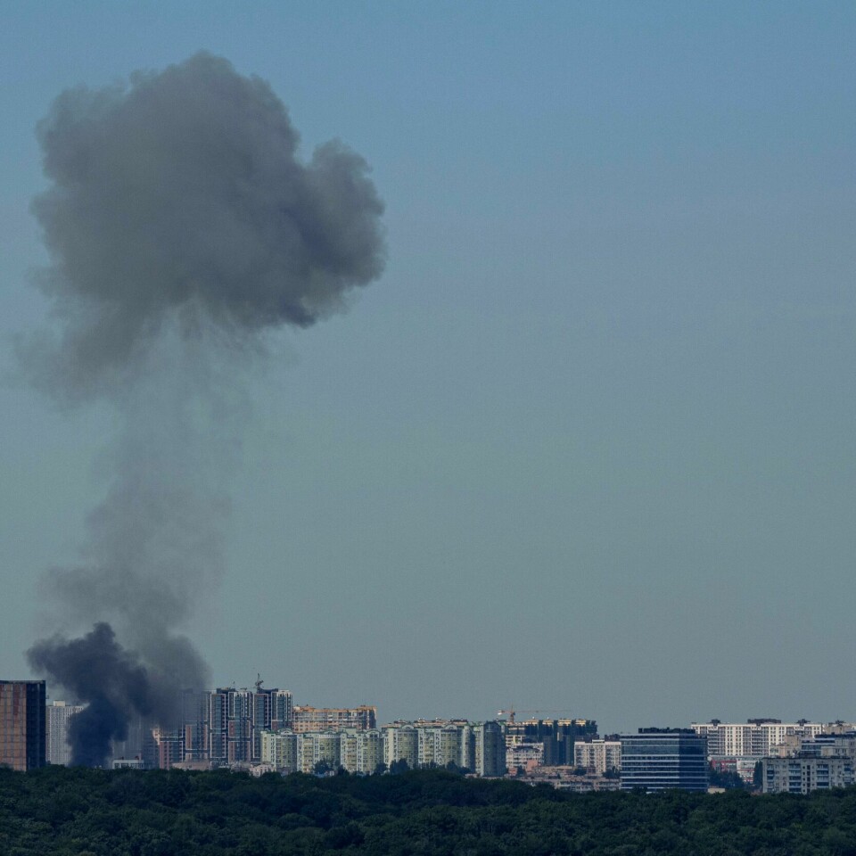 UKRAINA: Russland har sendt flere raketter mot ukrainske byer. Bildet viser Røyk stiger opp fra sentrum av Kyiv etter et russisk luftangrep mandag. Det er svært sjeldent at Kyiv angripes på dagtid. Foto: Jevhen Maloletka / AP / NTB