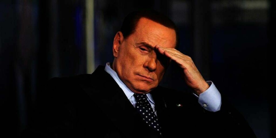 DØMT:  Silvio Berlusconi var tidligere statsminister i Italia. Torsdag ble han dømt til ett år i fengsel. Berlusconi ble dømt for å ha lekket hemmelige papirer fra politiet.